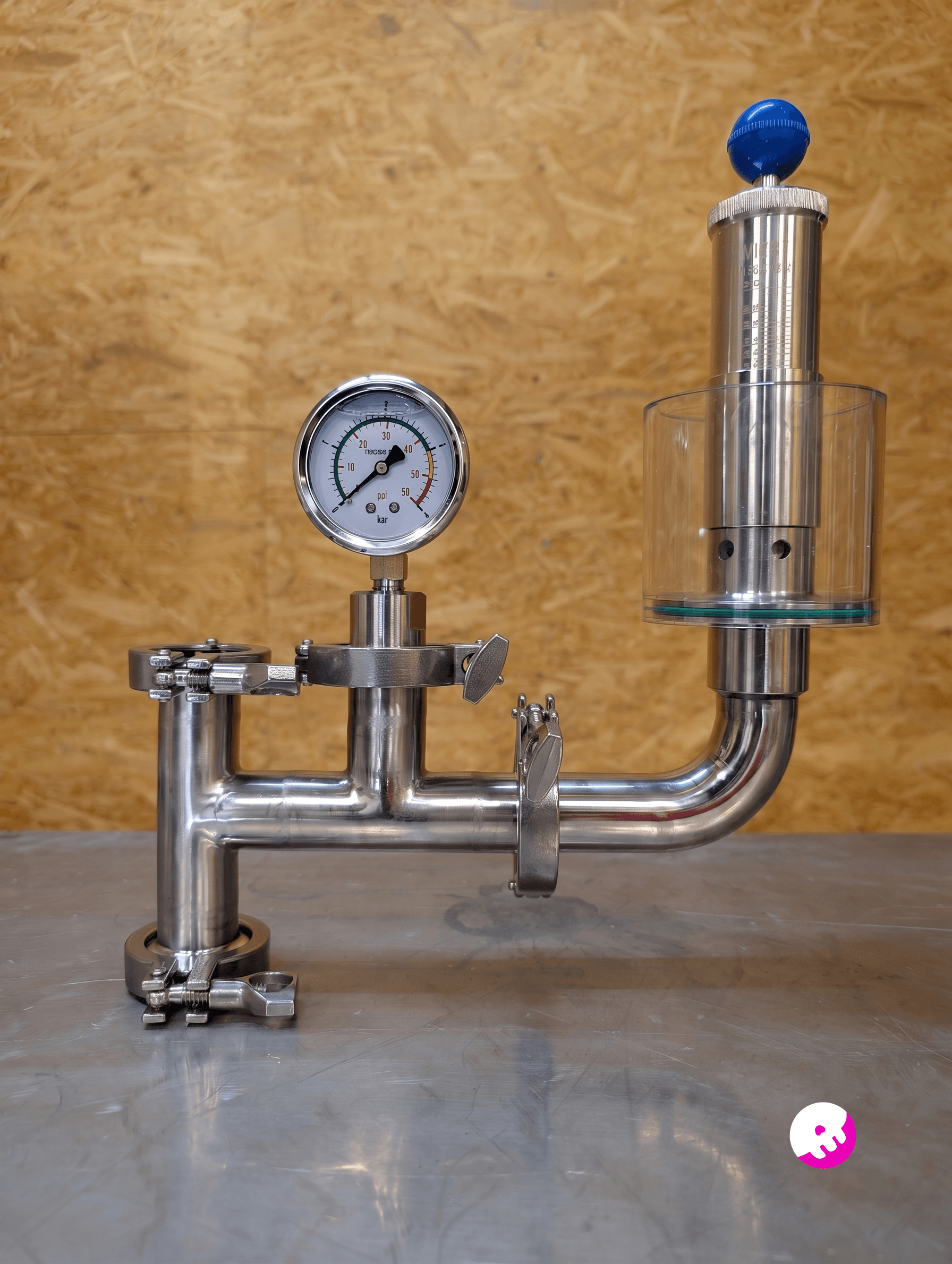 Massiver Edelstahl Spundapparat mit Manometer und Tri-Clamp Anschluss für exakte Druckgärung am 500L Craft Beer Gärtank.